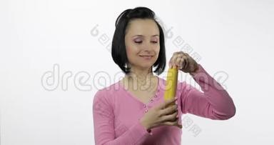 年轻的女人吃香蕉说。 女孩先<strong>咬一口</strong>然后说想<strong>咬</strong>